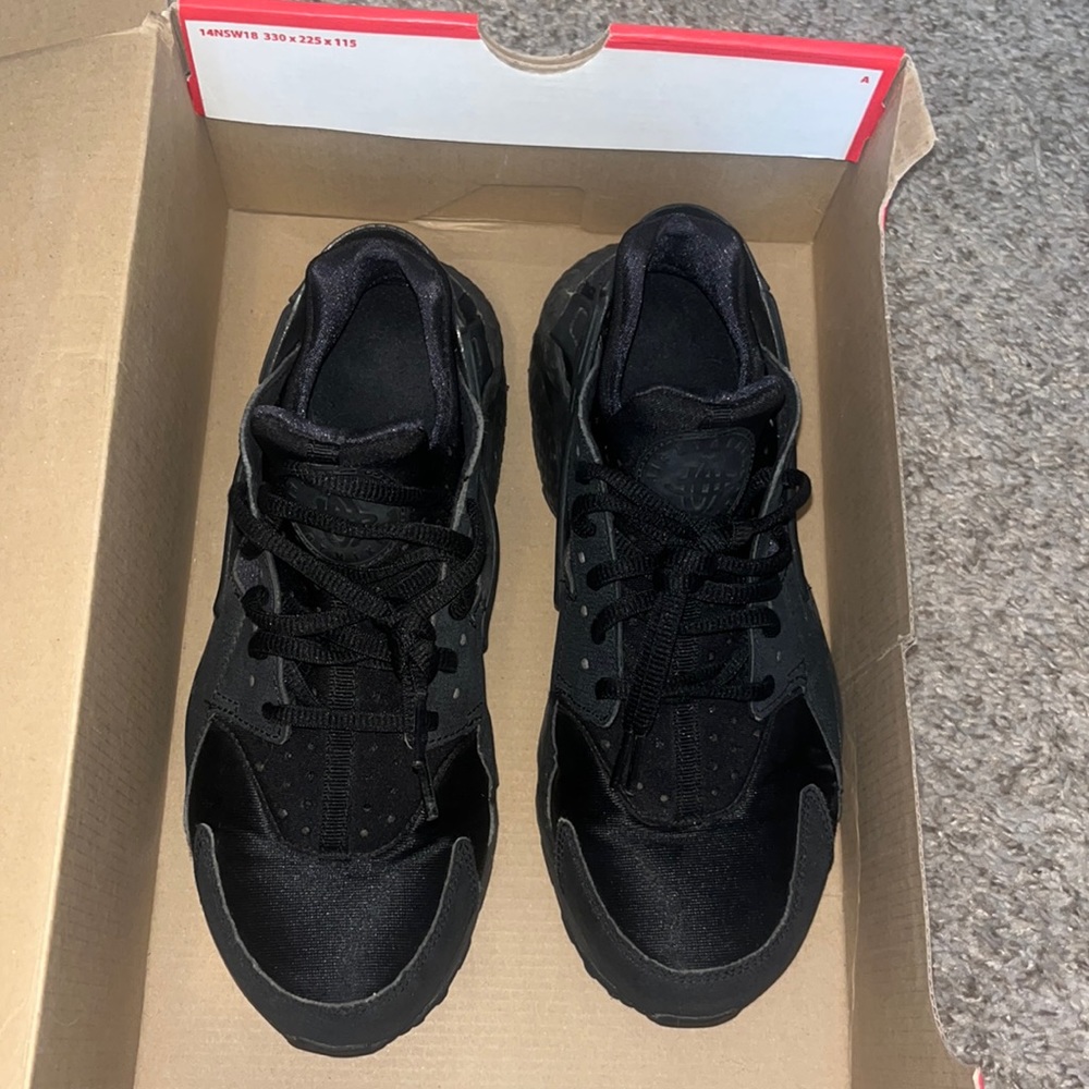 Black nike huarache women’s size 8.5 light wear